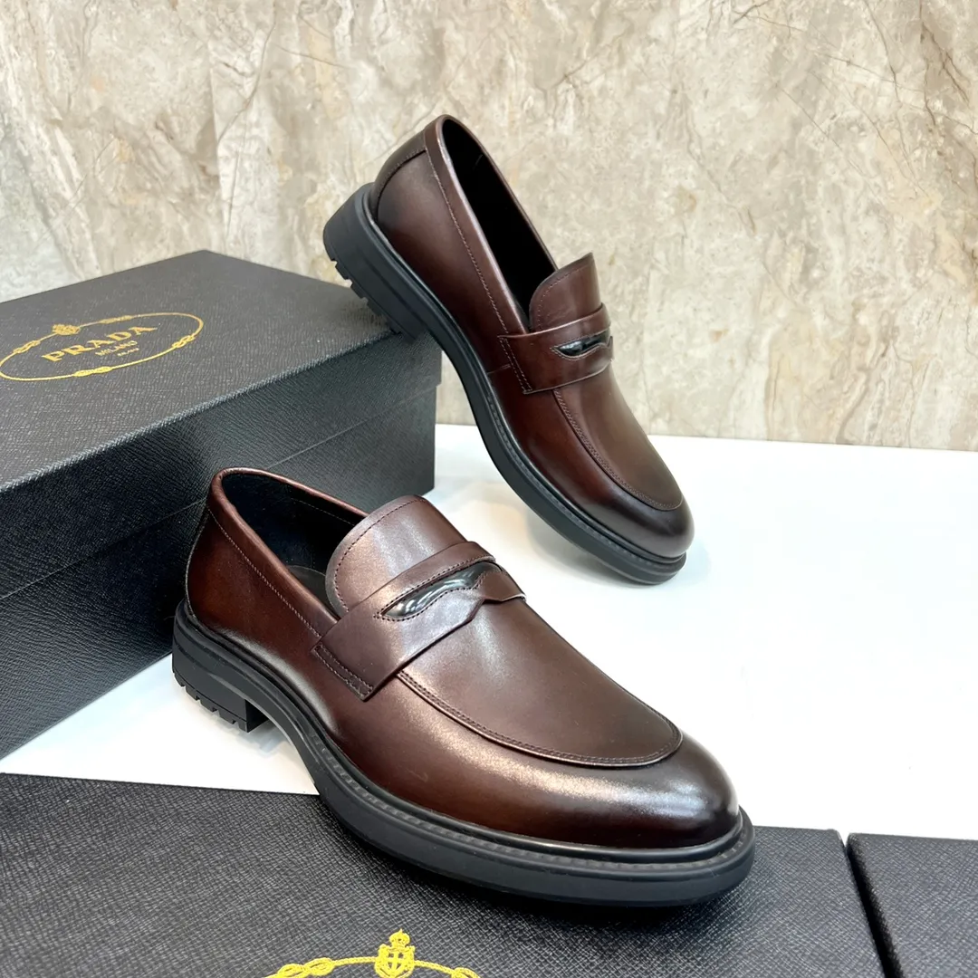Original order quality: P580 Brand: PRADA (Prada) Standard code: Men's size 38/44 (45 can be customized) Grade: Same style as the official website High-quality men's shoes Material: Original cowhide Water-dyed cowhide lining Rubber outsole Style categories: Men's fashionable formal leather shoes Slip-on men's shoes series Young fashion European and American trends British style Top luxury Color: Actual picture